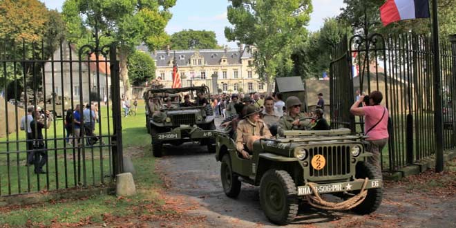 Commémoration de la libération de Verberie : tour de Verberie des véhicules militaires